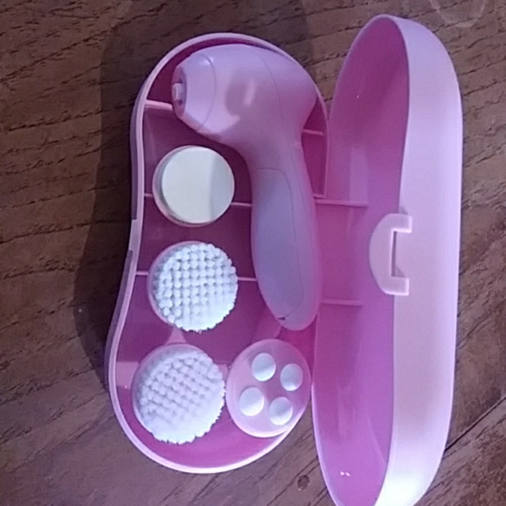 Skin cleansing power brush