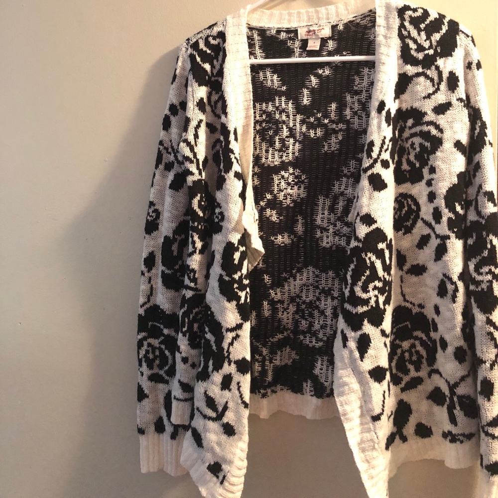 🔴Black and white flower sweater