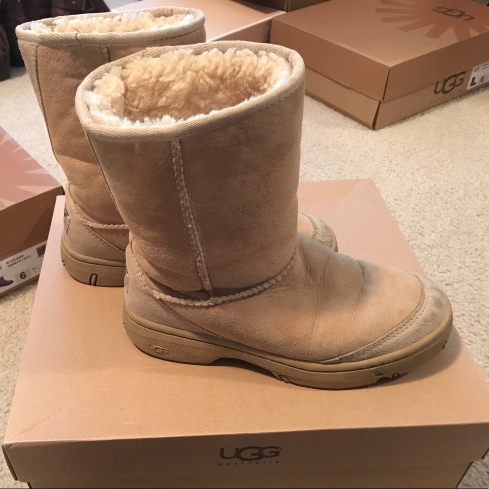 Tan short uggs