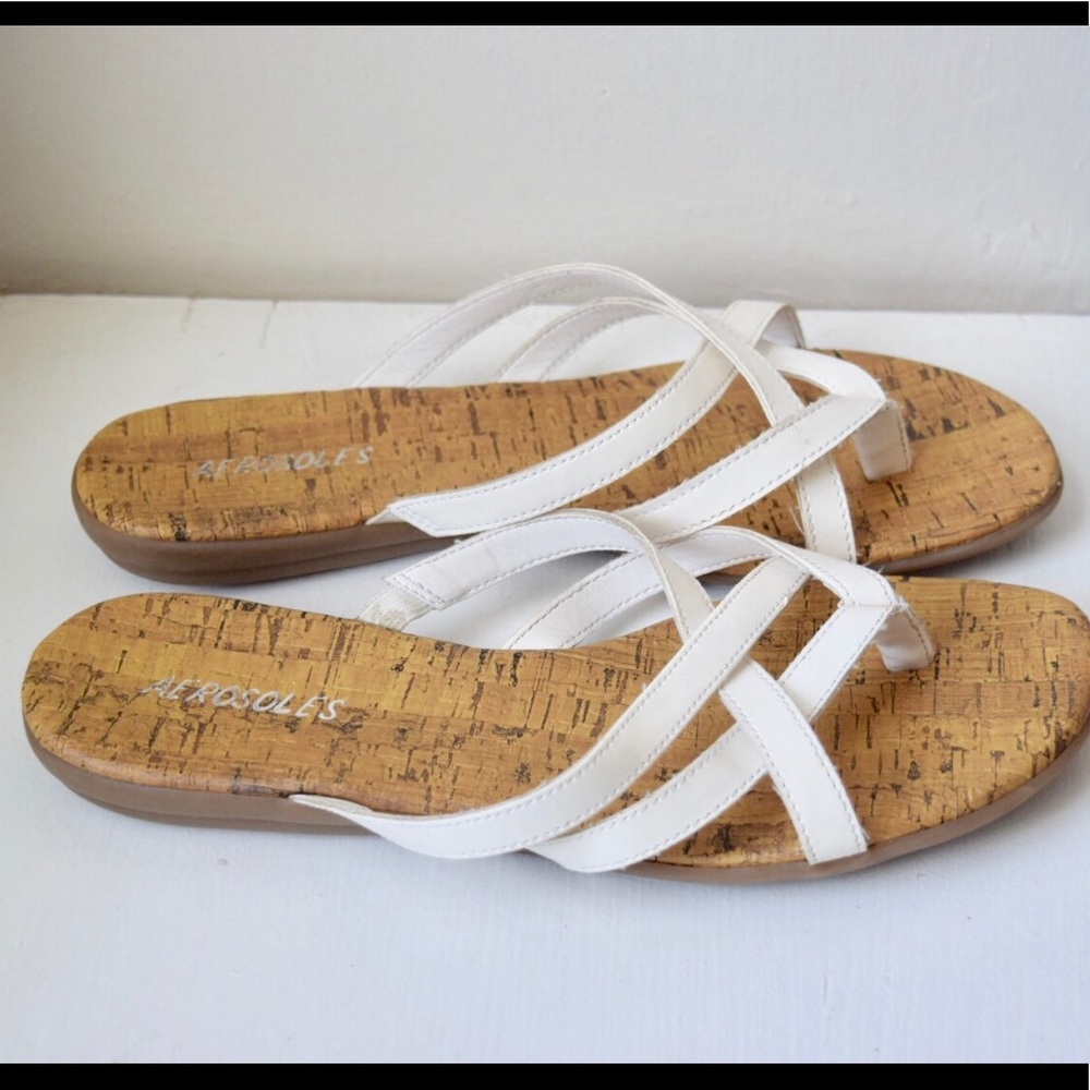 ☁️ Comfy! ☁️ Aerosoles white flip flop size 8