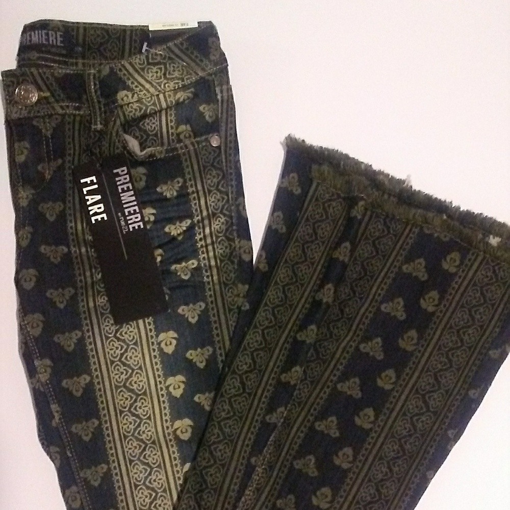 NWT Rue21 Bell Bottom Jeans SZ 1/2