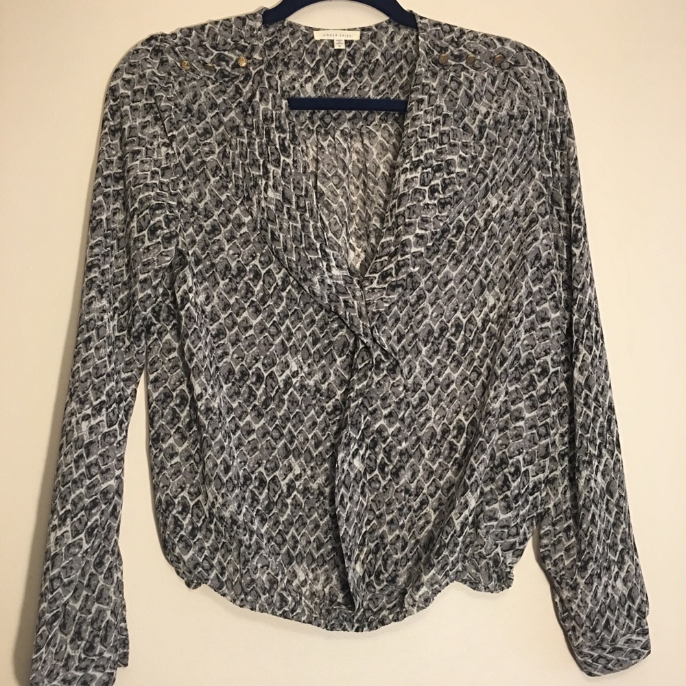 UNDER SKIES patterned blouse with gold accents