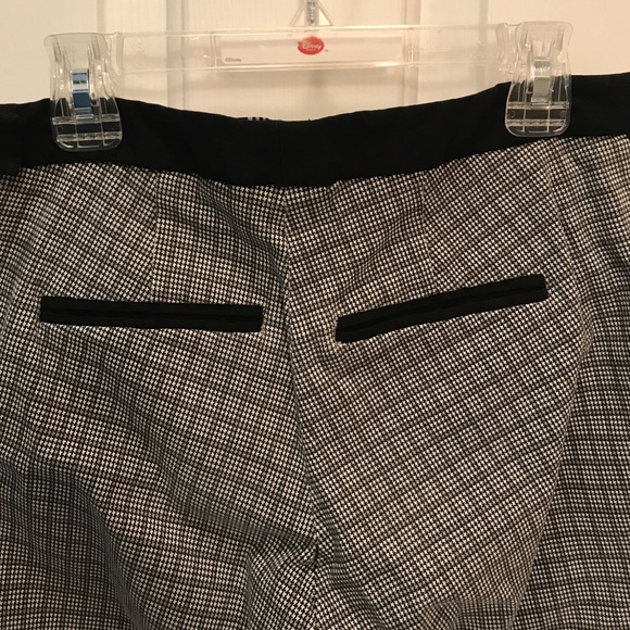 Black and white capris - Picture 3 of 3