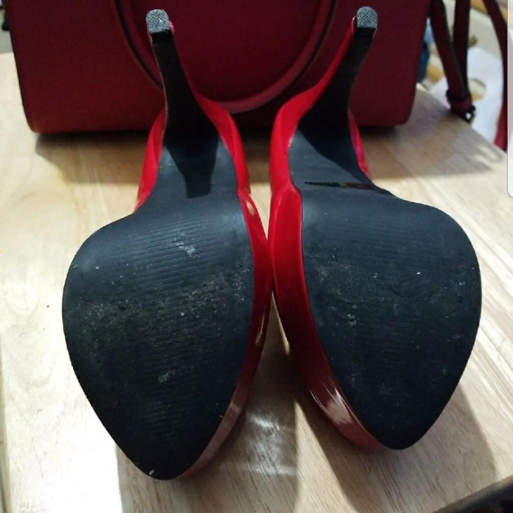 Red Pumps - Picture 3 of 3