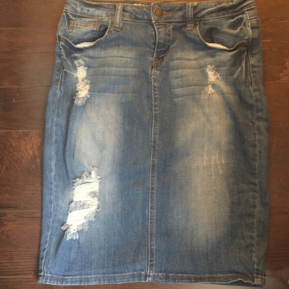Slightly Distressed Denim Skirt❤️