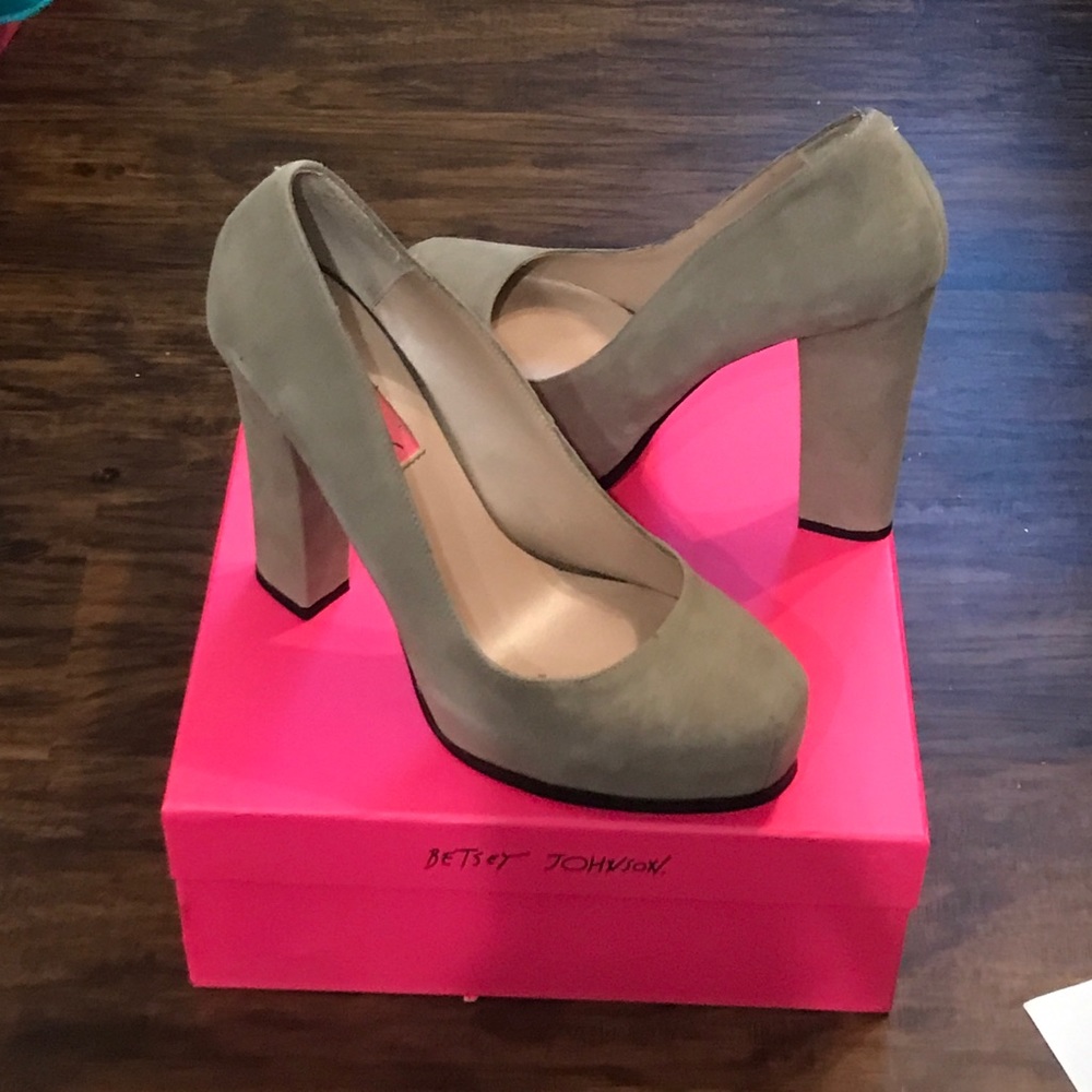 Betsey Johnson Taupe Suede Block Heel Size 9