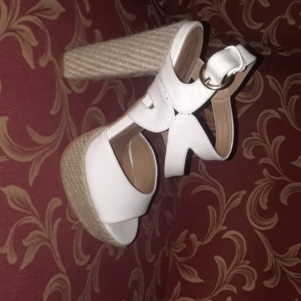 Heeled shoes