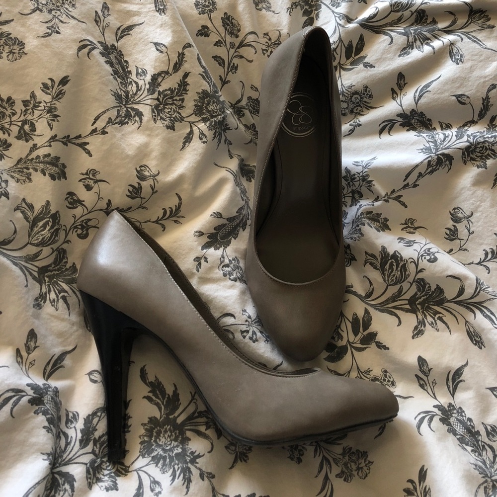 LAST CHANCE‼️‼️Jessica Simpson Grey Pump. 👠