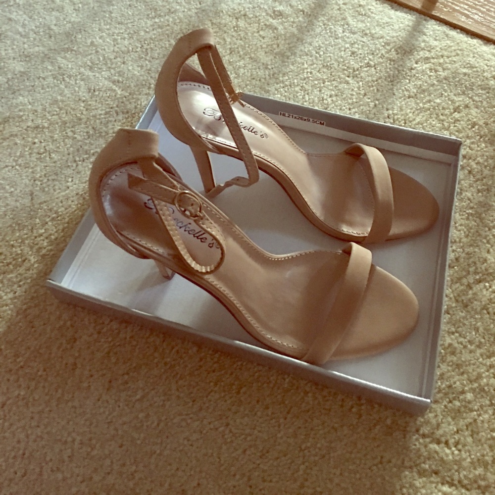 Breckelle’s sling back heels!