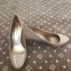 BCBG women’s nude round toe heel shoes size 7