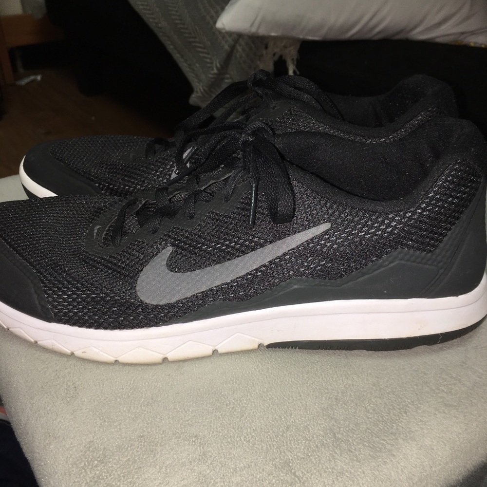 Black Nike Tennis Shoes
