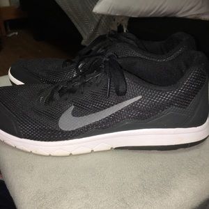 Black Nike Tennis Shoes