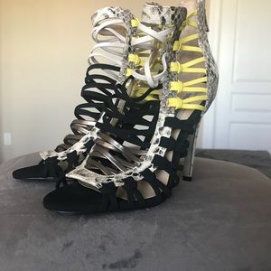 Like new Steve Madden Sleik strappy heels