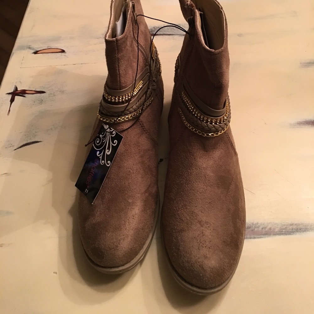 Charities Low brown boots size 11