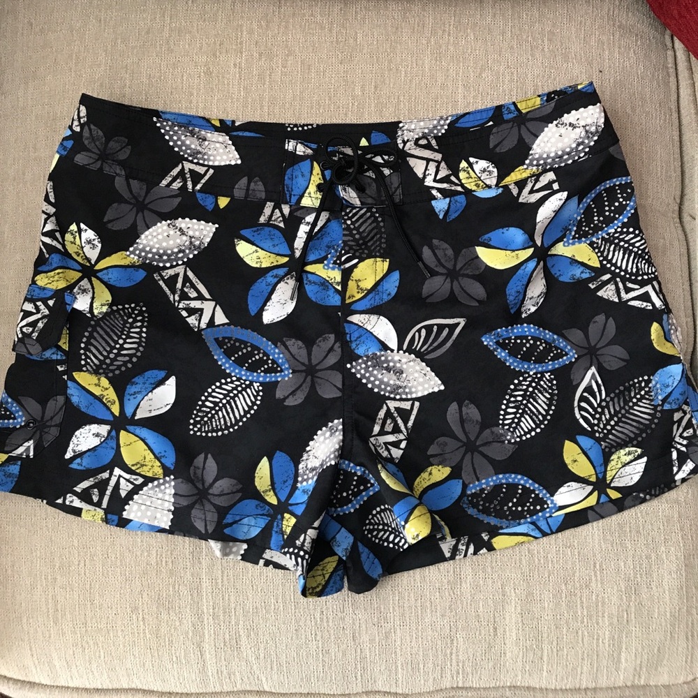 Board shorts with floral / tribal pattern. Size L