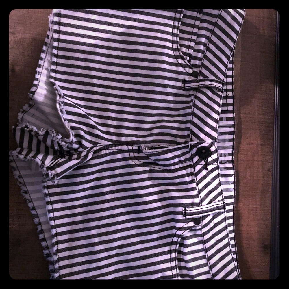 Hurley Shorts 29 black and white striped