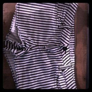 Hurley Shorts 29 black and white striped