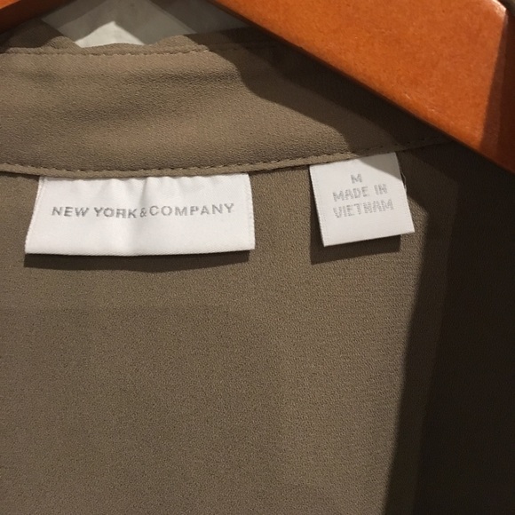 NY&Co Med sleeveless blouse - Picture 2 of 5