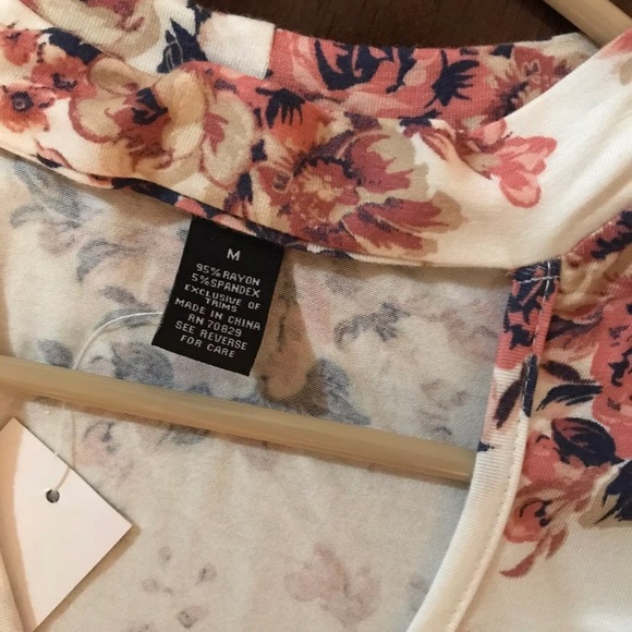 Floral sleeveless top - Picture 3 of 3