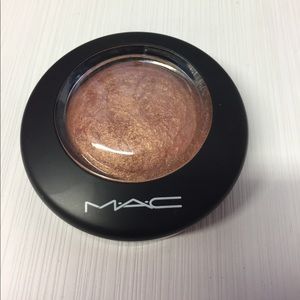 MAC Mineralize Skinfinish powder in Gold Deposit.