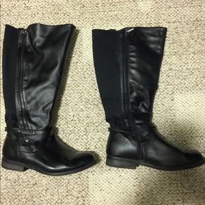 Low heeled zip up boots