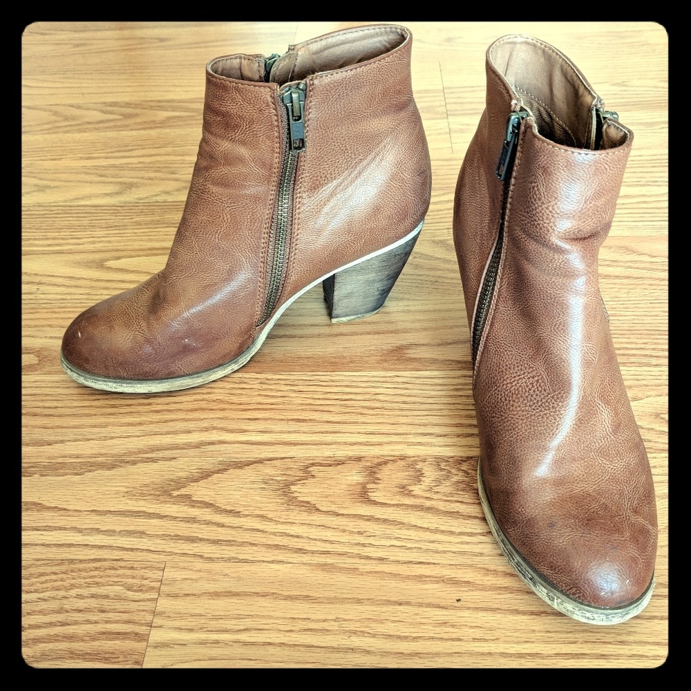 Mid heel brown bootie