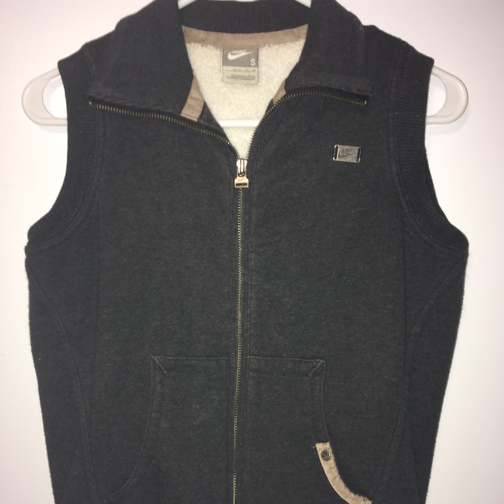 EUC Women’s Nike winter vest retails $179