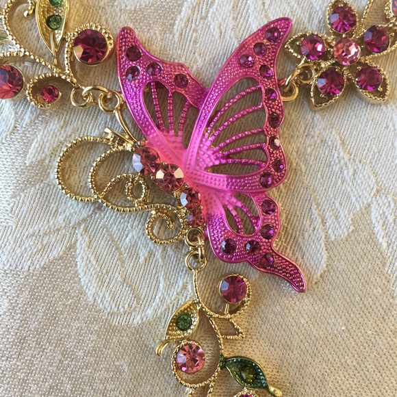Crystal Butterfly Necklace Set/Pink - Picture 5 of 8