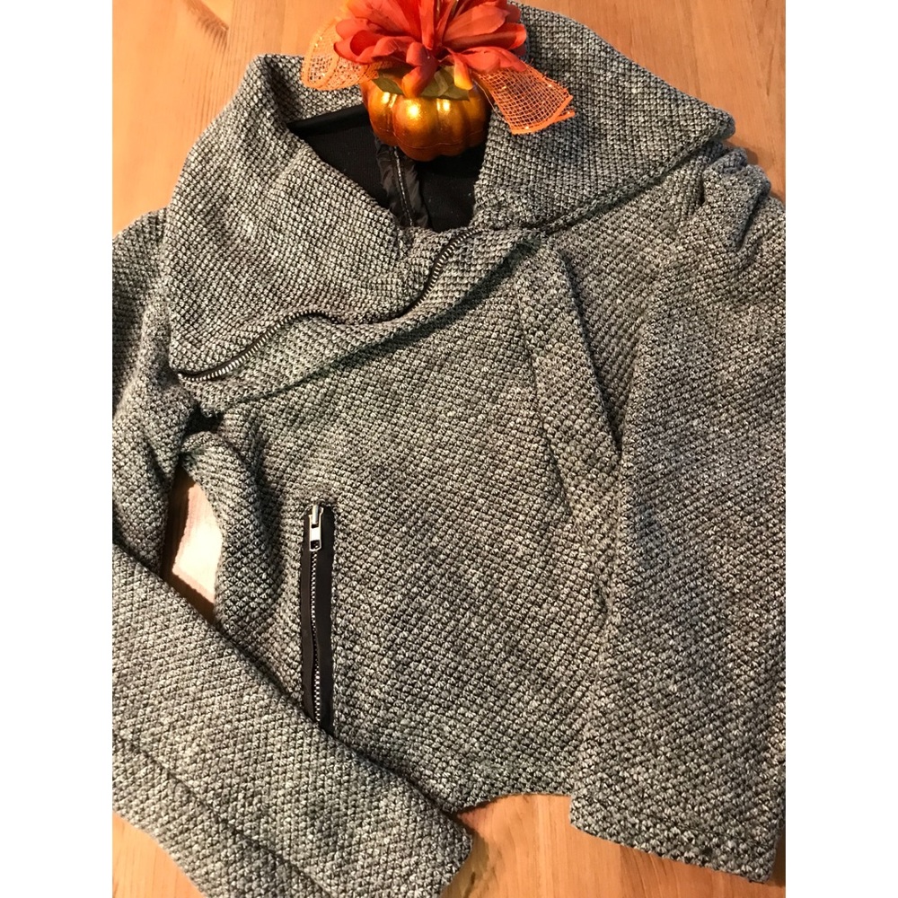 🎉HP🎉 Short Grey Zip Up Jacket