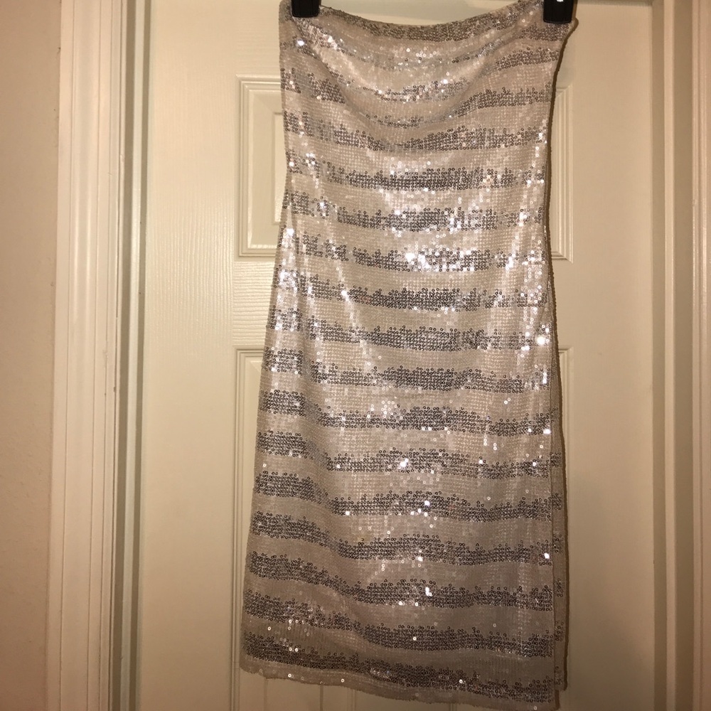 Sequence sleeveless dress. Off white and silver