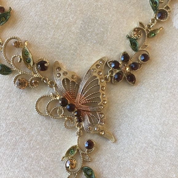 Crystal Butterfly Necklace Set/Brown - Picture 6 of 8