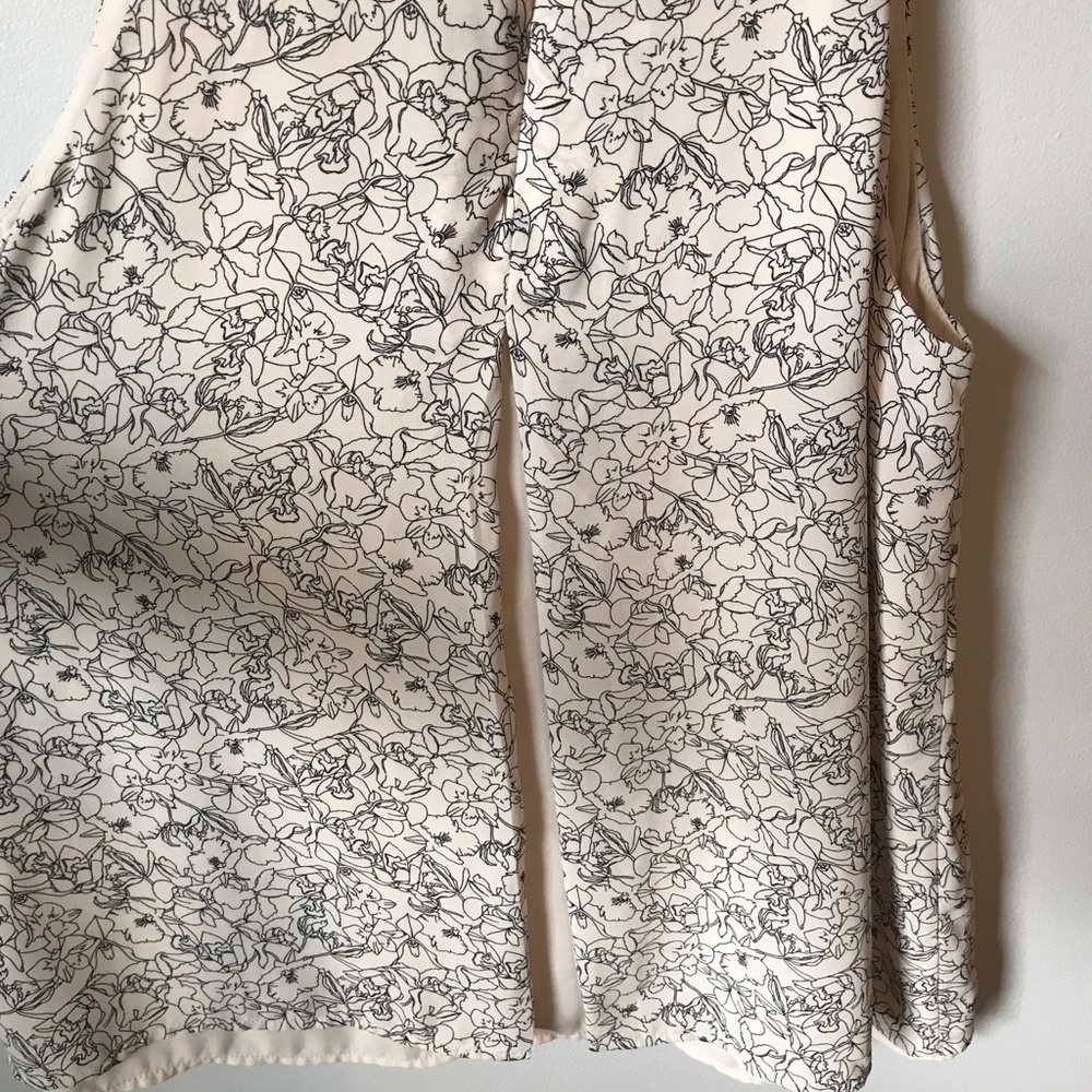 Lila Rose Trapeze Split Back Floral Taupe Tank - Picture 4 of 8