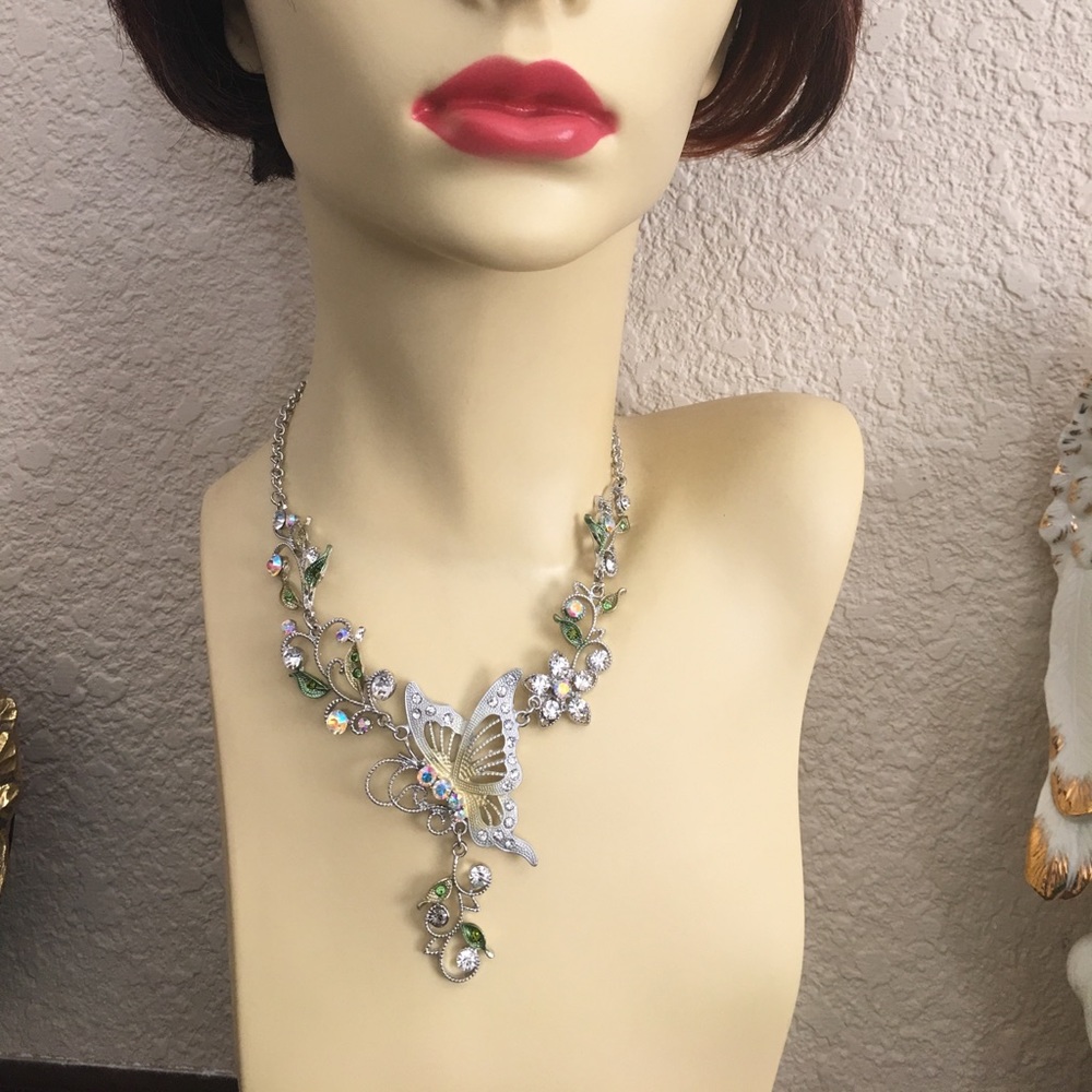 Crystal Butterfly Necklace Set/White