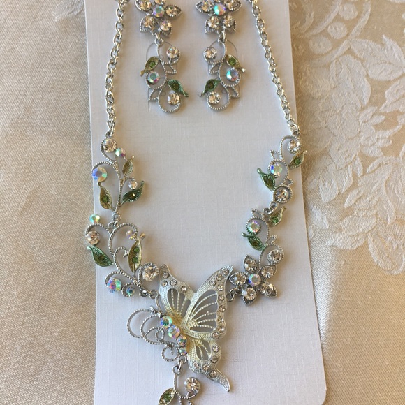 Crystal Butterfly Necklace Set/White - Picture 2 of 7
