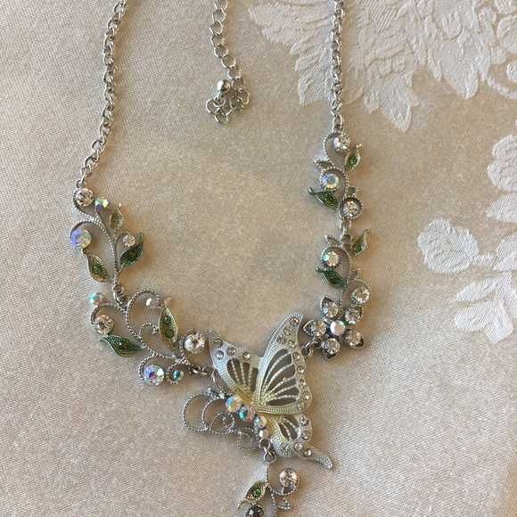 Crystal Butterfly Necklace Set/White - Picture 3 of 7