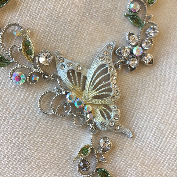 Crystal Butterfly Necklace Set/White - Picture 4 of 7