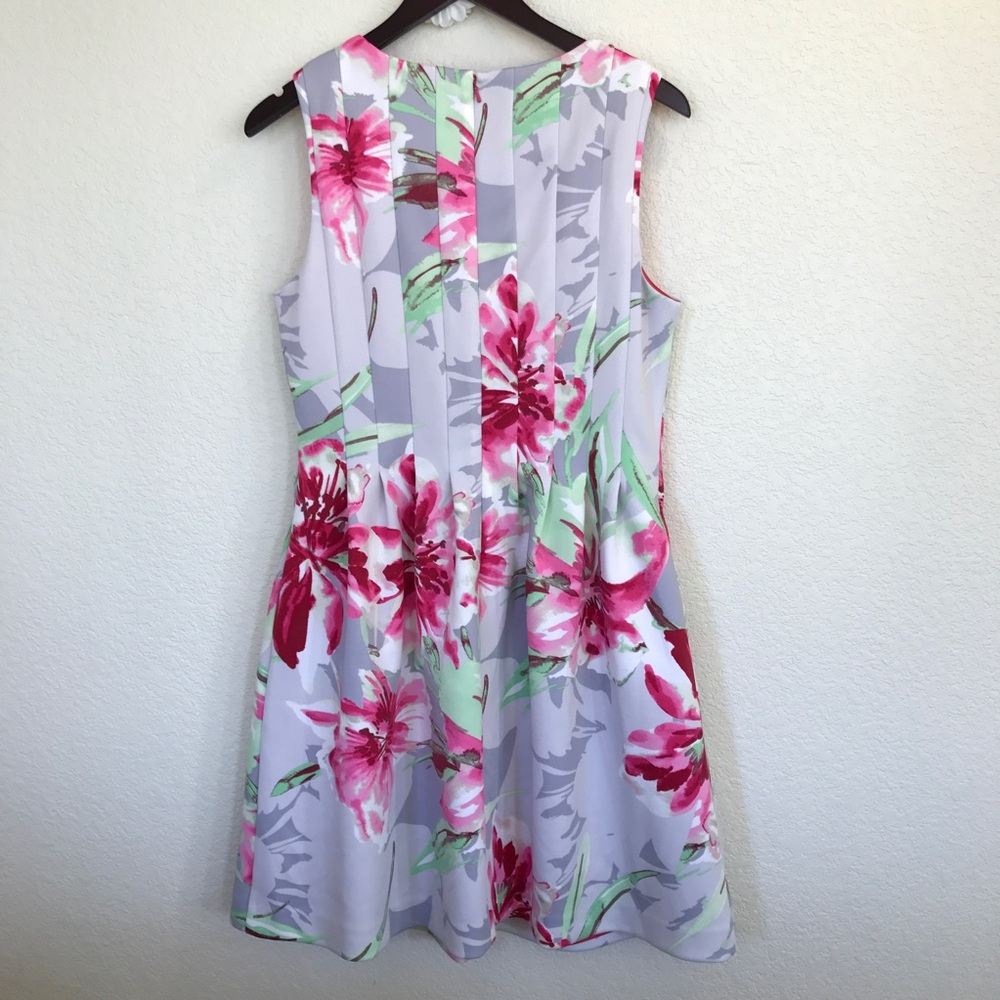 Vince Camuto Floral fit flare dress reverse pleat - Picture 4 of 8