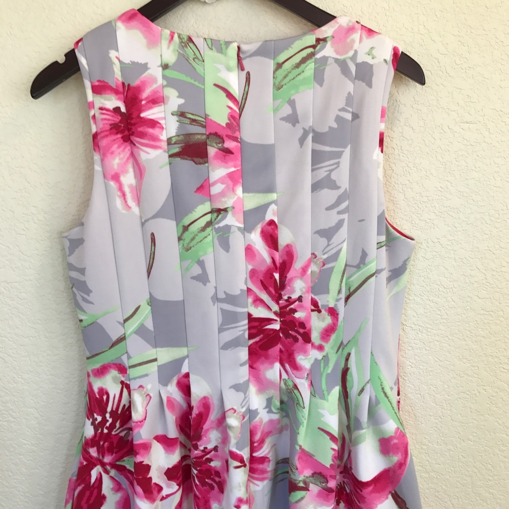 Vince Camuto Floral fit flare dress reverse pleat - Picture 6 of 8