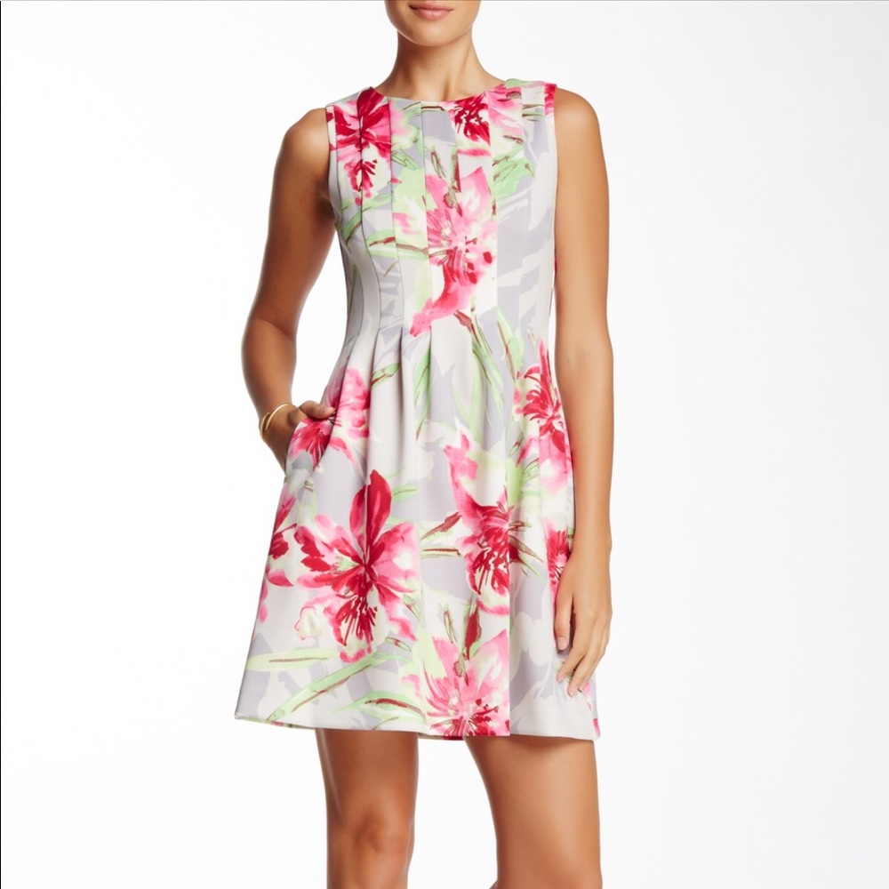 Vince Camuto Floral fit flare dress reverse pleat - Picture 8 of 8