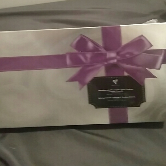 New in box! Younique makeup gift set - Picture 2 of 4