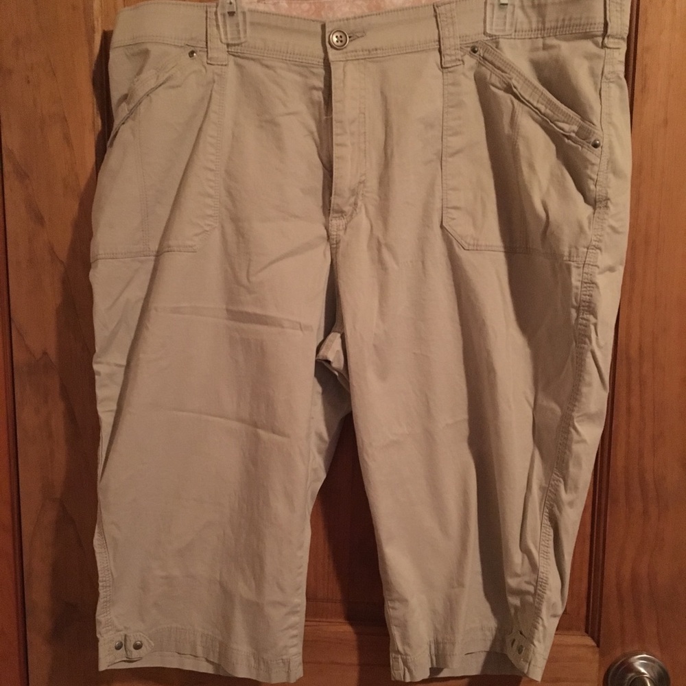 Lee Khaki Capris
