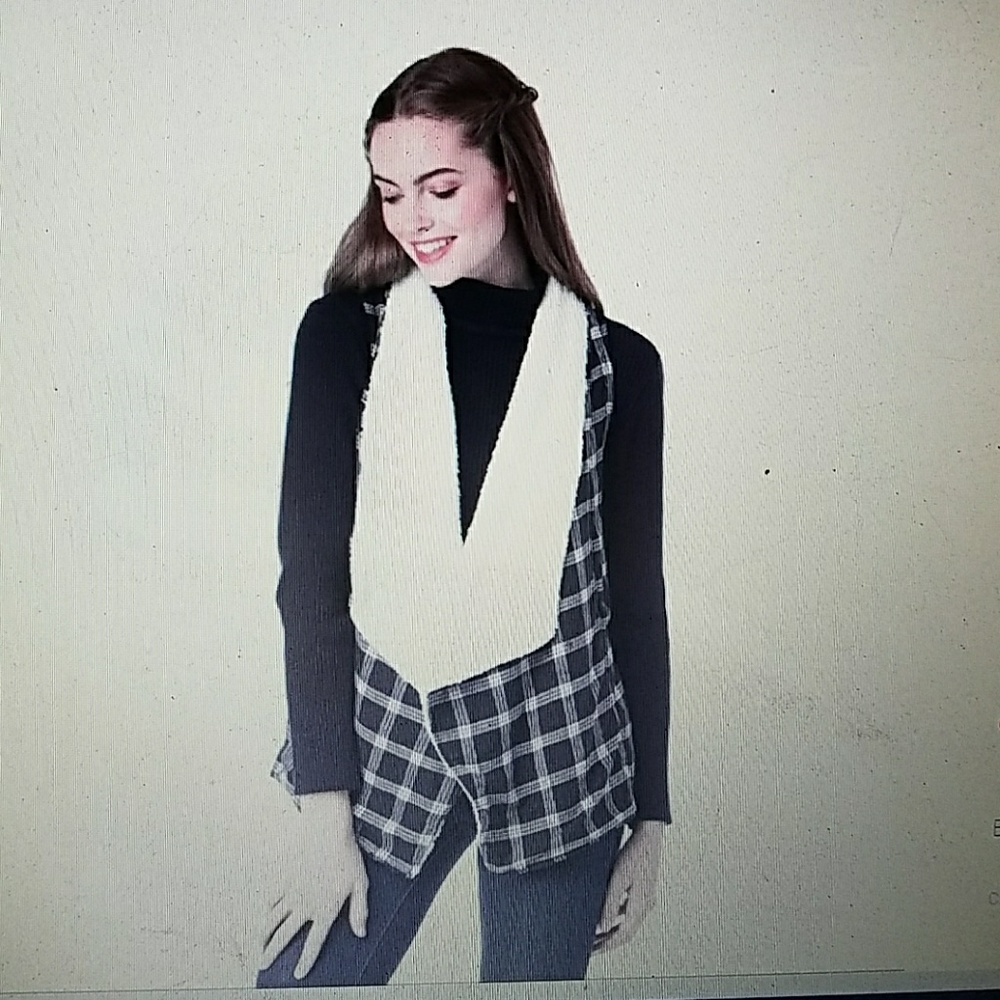 Plaid Vest with Sherpa Collar- black and white