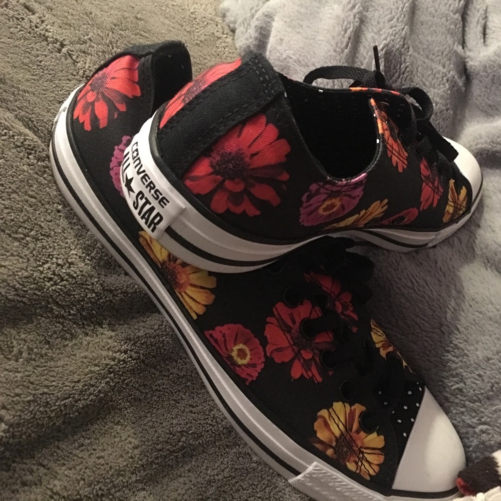 Brand new Women's converse Gerber daisy