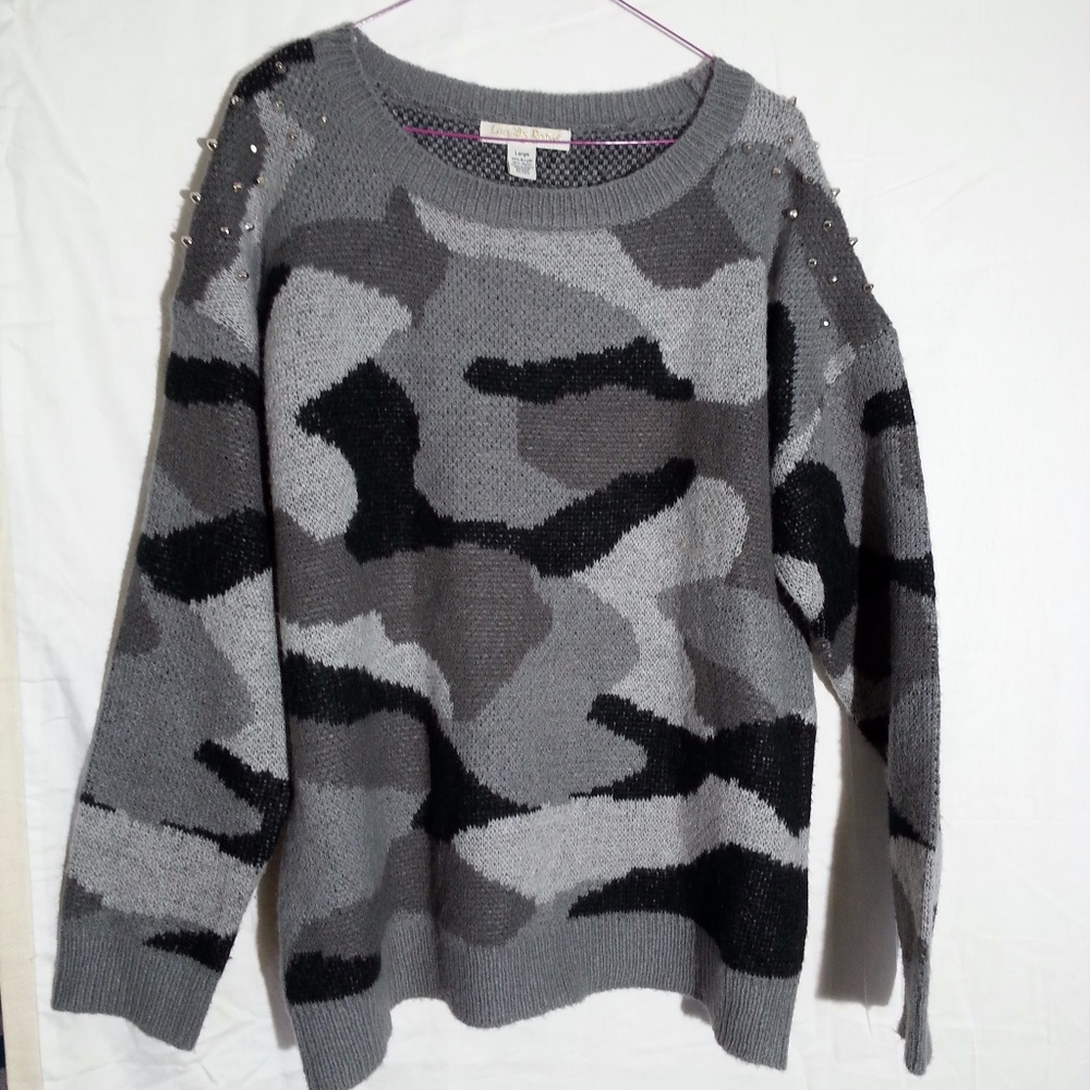 Camoflauge sweater with little spikes size L