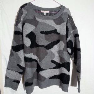 Camoflauge sweater with little spikes size L