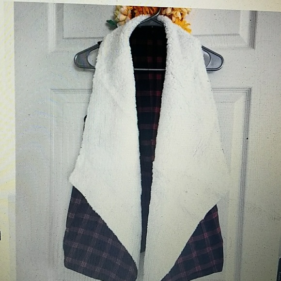 Plaid Vest with Sherpa Collar in red and black - Picture 2 of 4