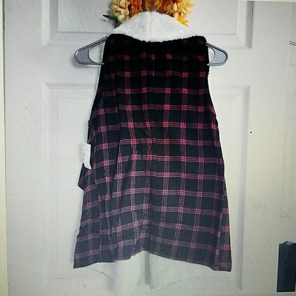 Plaid Vest with Sherpa Collar in red and black - Picture 4 of 4