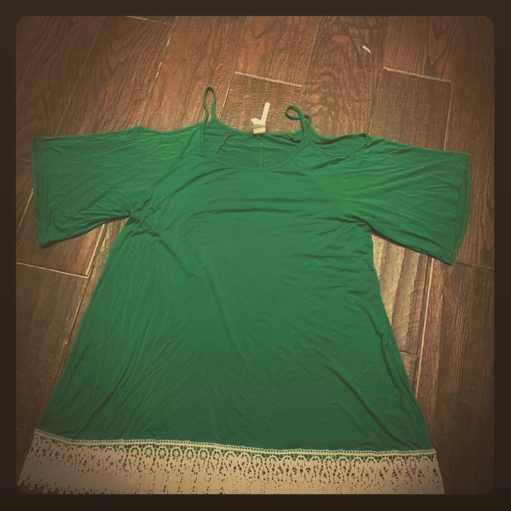 MAKE AN OFFER‼️ Moa Shoulder Out Top Jrs XL