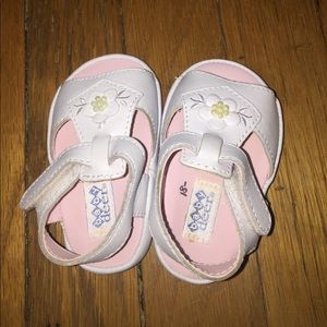 Like new! Baby girl sandals. Size 2. Pearl flowers