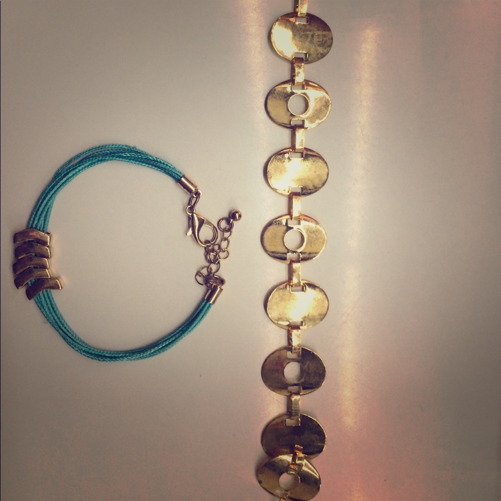 A gold choker and a blue and gold bracelet🙌🏻🙌🏻